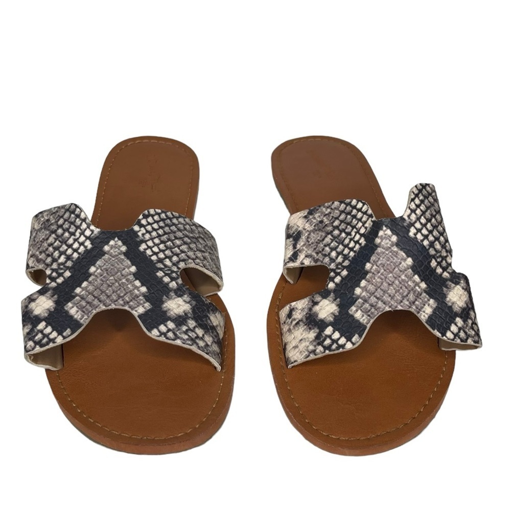 Universal‎ Thread Target Sandals